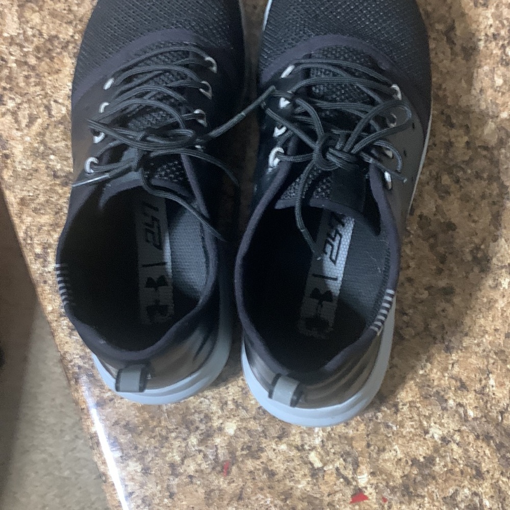 Black Men's Under Armour Shoes. Size 11 - Picture 6 of 7